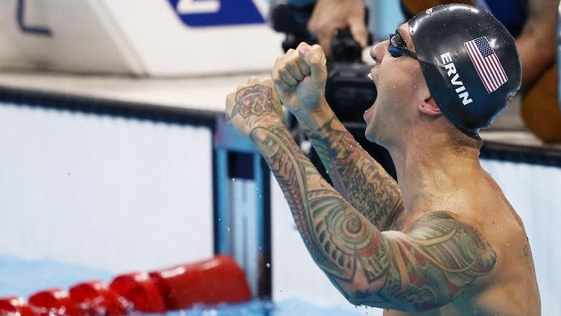 Američan Anthony Ervin se po 16 letech opět raduje ze zlaté medaile na olympijských hrách. Američan Anthony Ervin se po 16 letech opět raduje ze zlaté medaile na olympijských hrách.