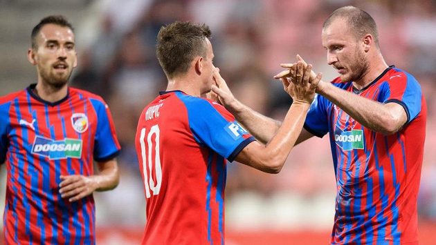 Fotbalisté Viktorie Plzeň Jan Kopic a Michael Krmenčík oslavují gól na 1:0 během utkání s Příbramí. Fotbalisté Viktorie Plzeň Jan Kopic a Michael Krmenčík oslavují gól na 1:0 během utkání s Příbramí.