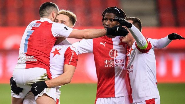 Fotbalisté Slavie Praha Jan Kuchta, Nicolae Stanciu, Peter Olayinka a Jan Bořil oslavují gól na 2:0 v utkání s Jabloncem. Archivní foto Fotbalisté Slavie Praha Jan Kuchta, Nicolae Stanciu, Peter Olayinka a Jan Bořil oslavují gól na 2:0 v utkání s Jabloncem. Archivní foto