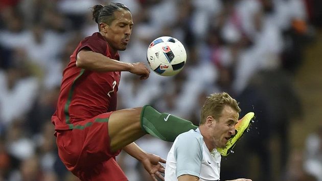 Portugalec Bruno Alves kopačkou trefil Harryho Kanea do obličeje a byl vyloučen. Portugalec Bruno Alves kopačkou trefil Harryho Kanea do obličeje a byl vyloučen.