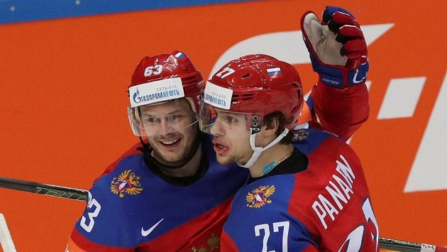 Ruští hokejisté Dadonov a Panarin slaví vstřelený gól proti Norsku. Ruští hokejisté Dadonov a Panarin slaví vstřelený gól proti Norsku.