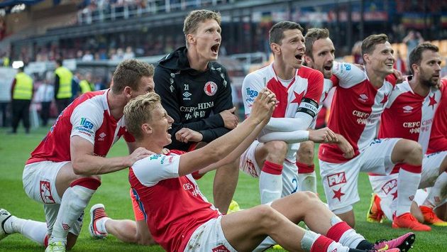 Fotbalisté Slavie Praha (zleva): Muris Mešanovič, Antonín Barák, Milan Škoda a Jiří Bílek oslavují vítězství nad Spartou. Fotbalisté Slavie Praha (zleva): Muris Mešanovič, Antonín Barák, Milan Škoda a Jiří Bílek oslavují vítězství nad Spartou.
