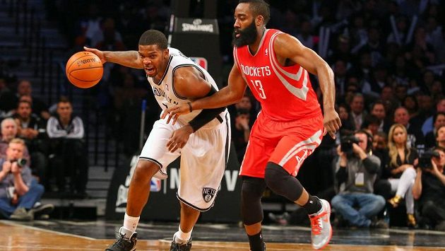 Joe Johnson (7) z Brooklynu v souboji s houstonským Jamesem Hardenem (13). Joe Johnson (7) z Brooklynu v souboji s houstonským Jamesem Hardenem (13).