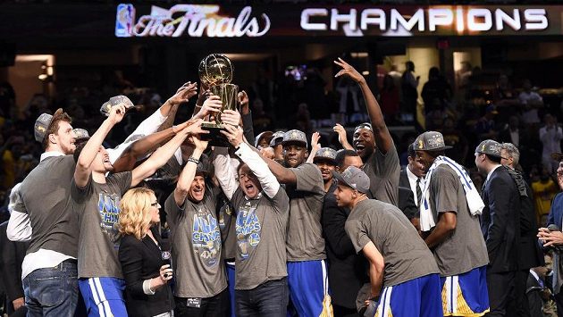Basketbalisté Golden State urvali rozhodující vítězství na palubovce Clevelandu. Basketbalisté Golden State urvali rozhodující vítězství na palubovce Clevelandu.