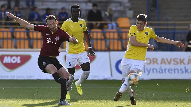 Hráči Jihlavy Mohamed Tijani a Karel Pojezný (vpravo) v zápase MOL Cupu se Spartou. Hráči Jihlavy Mohamed Tijani a Karel Pojezný (vpravo) v zápase MOL Cupu se Spartou.