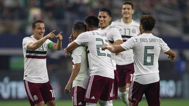Mexický záložník Andres Guardado slaví se spoluhráči z národního týmu vstřelený gól do sítě Ekvádoru. Mexický záložník Andres Guardado slaví se spoluhráči z národního týmu vstřelený gól do sítě Ekvádoru.
