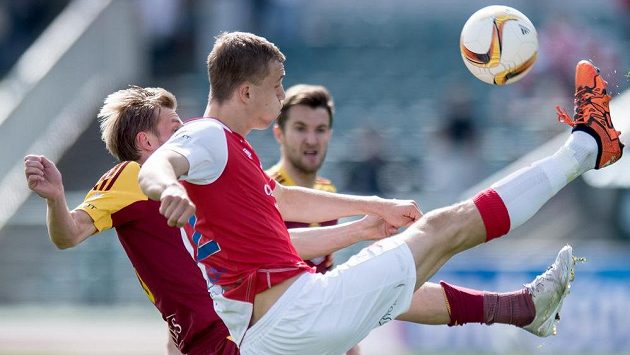 Tomáš Souček (vpředu) a Tomáš Berger z Dukly Praha během malého pražského derby. Tomáš Souček (vpředu) a Tomáš Berger z Dukly Praha během malého pražského derby.