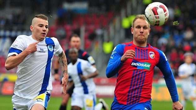 Záložník Liberce Michal Obročník (vlevo) a plzeňský záložník Daniel Kolář. Záložník Liberce Michal Obročník (vlevo) a plzeňský záložník Daniel Kolář.