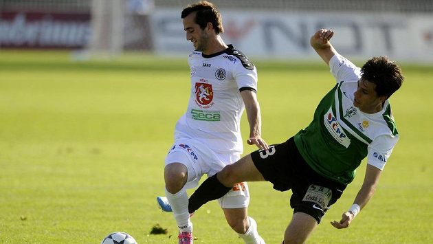 Vlevo David Štípek z Hradce a vpravo Ruslan Mingazov z Jablonce bojují o balón. Vlevo David Štípek z Hradce a vpravo Ruslan Mingazov z Jablonce bojují o balón.