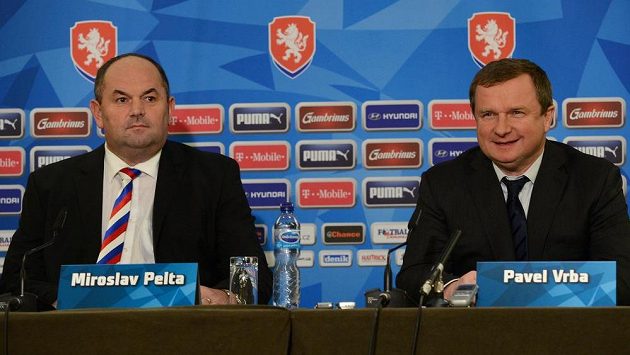 Nový trenér fotbalové reprezentace Pavel Vrba (vpravo) a předseda FAČR Miroslav Pelta během čtvrteční tiskové konference v Praze. Nový trenér fotbalové reprezentace Pavel Vrba (vpravo) a předseda FAČR Miroslav Pelta během čtvrteční tiskové konference v Praze.