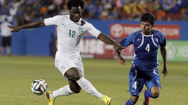 Útočník Bony Wilfried (vlevo) v souboji s obráncem Jonathanem Barriosem (4) ze Salvadoru. Útočník Bony Wilfried (vlevo) v souboji s obráncem Jonathanem Barriosem (4) ze Salvadoru.