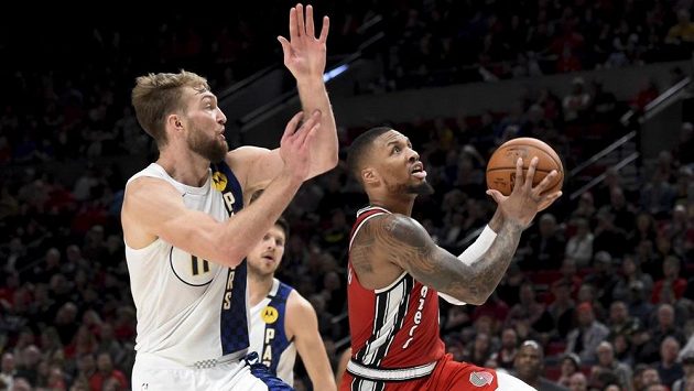 Damian Lillard (vpravo) z Portlandu při střelbě, bránit se ho snaží Domantas Sabonis z Indiany. Damian Lillard (vpravo) z Portlandu při střelbě, bránit se ho snaží Domantas Sabonis z Indiany.