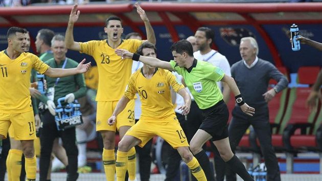 Australští fotbalisté protestují proti rozhodnutí uruguayského Andrése Cunhy, který po zhlédnutí videa zpětně nařídil ve prospěch Francie pokutový kop. Australští fotbalisté protestují proti rozhodnutí uruguayského Andrése Cunhy, který po zhlédnutí videa zpětně nařídil ve prospěch Francie pokutový kop.
