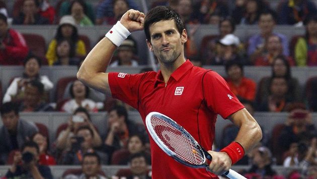 Djokovič oslavuje obhajobu svého triumfu na turnaji v Pekingu. Djokovič oslavuje obhajobu svého triumfu na turnaji v Pekingu.