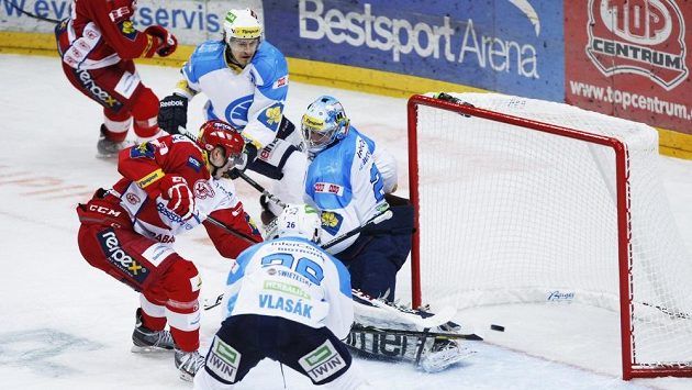 Slávista Tomáš Hertl (vlevo) střílí gól do plzeňské branky. Slávista Tomáš Hertl (vlevo) střílí gól do plzeňské branky.