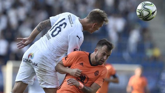 Patrik Šimko ze Slovácka a Lukáš Budínský z Boleslavi během utkání nejvyšší soutěže. Patrik Šimko ze Slovácka a Lukáš Budínský z Boleslavi během utkání nejvyšší soutěže.