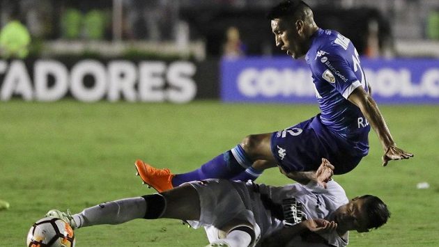 Brazilec Rildo (dole) při zápase jihoamerické obdoby Ligy mistrů Copa Libertadores v souboji s Adrianem Centurionem. Brazilec Rildo (dole) při zápase jihoamerické obdoby Ligy mistrů Copa Libertadores v souboji s Adrianem Centurionem.