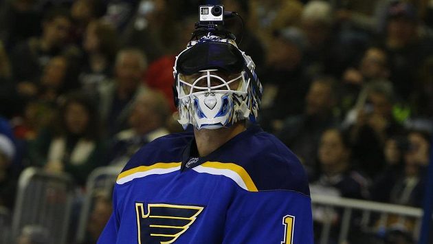 Brian Elliott při dovednostních soutěžích chytal také s páskou na očích. Brian Elliott při dovednostních soutěžích chytal také s páskou na očích.