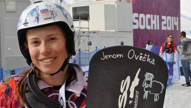 Snowboardistka Eva Samková se svým olympijským prknem s ovečkou a helmou s vlky. Snowboardistka Eva Samková se svým olympijským prknem s ovečkou a helmou s vlky.