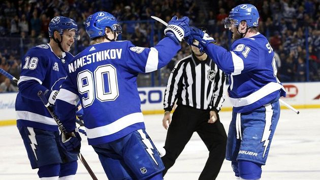 Český útočník Ondřej Palát (vlevo) gratuluje ke gólu střelci Stevenu Stamkosovi v utkání NHL. Z trefy se raduje i jejich spoluhráč Vladislav Namestnikov. Český útočník Ondřej Palát (vlevo) gratuluje ke gólu střelci Stevenu Stamkosovi v utkání NHL. Z trefy se raduje i jejich spoluhráč Vladislav Namestnikov.