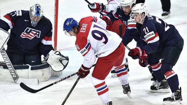 Brankář Connor Hellebuyck na archivním snímku v americké bráně, na snímku dále Martin Erat a Dylan Larkin. Brankář Connor Hellebuyck na archivním snímku v americké bráně, na snímku dále Martin Erat a Dylan Larkin.