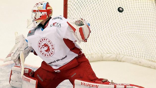 Brankář Třince Šimon Hrubec inkasoval gól z hole Miroslava Formana. Brankář Třince Šimon Hrubec inkasoval gól z hole Miroslava Formana.