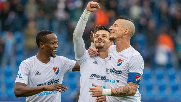 Hráči Ostravy se radují z gólu, zleva Dame Diop, Milan Jirásek a Jiří Fleišman. Hráči Ostravy se radují z gólu, zleva Dame Diop, Milan Jirásek a Jiří Fleišman.