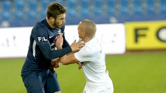 Zleva Marek Havlík ze Slovácka a Denis Granečný z Baníku Ostrava v osobním souboji. Zleva Marek Havlík ze Slovácka a Denis Granečný z Baníku Ostrava v osobním souboji.