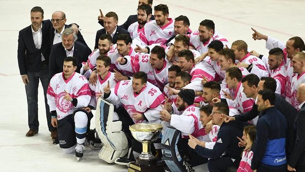 Hokejisté Liberce s Prezidentským pohárem pro vítěze základní části extraligy. Hokejisté Liberce s Prezidentským pohárem pro vítěze základní části extraligy.