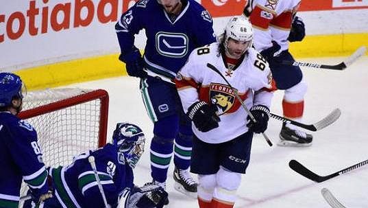 Jaromír Jágr střílí gól do sítě Vancouveru. Jaromír Jágr střílí gól do sítě Vancouveru.
