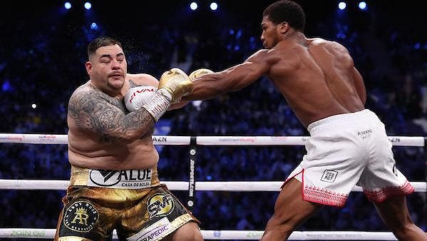 Anthony Joshua (vpravo) se uchýlil do izolace Anthony Joshua (vpravo) se uchýlil do izolace