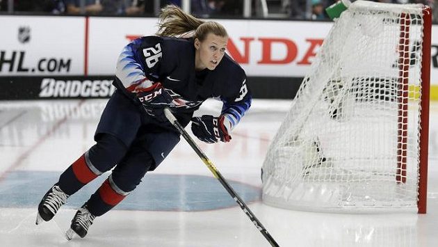 Kapitánka americké hokejové reprezentace Kendall Coyneová Schofieldová získala trenérské angažmá v klubu NHL Chicago Blackhawks. Kapitánka americké hokejové reprezentace Kendall Coyneová Schofieldová získala trenérské angažmá v klubu NHL Chicago Blackhawks.