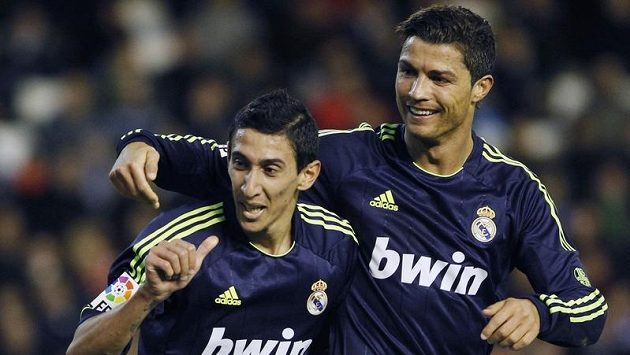 Angel Di Maria (vlevo) se raduje se spoluhráčem z Realu Madrid Cristianem Ronaldem ze své branky proti Valencii. Angel Di Maria (vlevo) se raduje se spoluhráčem z Realu Madrid Cristianem Ronaldem ze své branky proti Valencii.