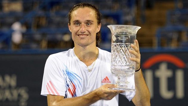 Alexandr Dolgopolov s trofejí pro vítěze turnaje ve Washingtonu. Alexandr Dolgopolov s trofejí pro vítěze turnaje ve Washingtonu.