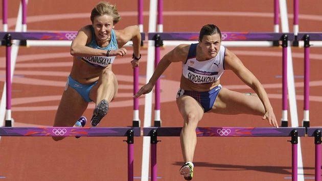 Lucie Škrobáková (vpravo) při rozběhu závodu na 100 metrů překážek. Lucie Škrobáková (vpravo) při rozběhu závodu na 100 metrů překážek.