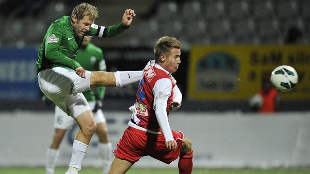 Karel Piták z Jablonce (vlevo) střílí míč před Ondřejem Petrákem ze Slavie. Karel Piták z Jablonce (vlevo) střílí míč před Ondřejem Petrákem ze Slavie.