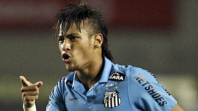 Brazilec Neymar oslavuje gól proti Corinthias Brazilec Neymar oslavuje gól proti Corinthias