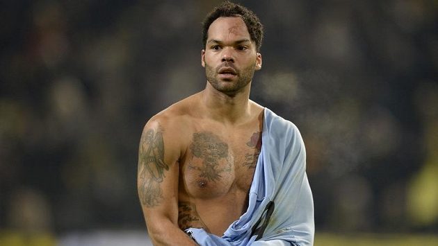 Zklamaný Joleon Lescott z Manchesteru City opouští po porážce stadión v Dortmundu. Zklamaný Joleon Lescott z Manchesteru City opouští po porážce stadión v Dortmundu.
