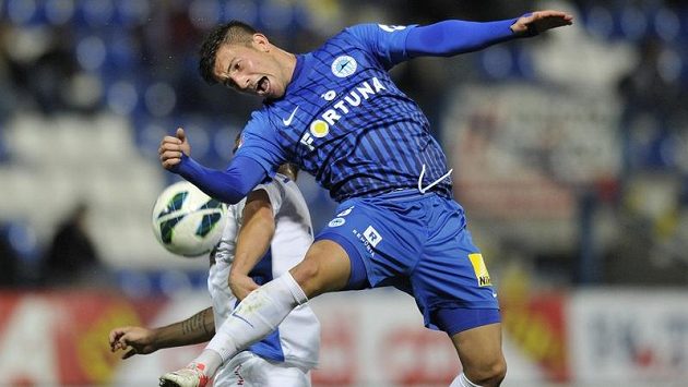 Liberecký Lukáš Vácha (vpravo) v souboji s Antonínem Fantišem z Ostravy Liberecký Lukáš Vácha (vpravo) v souboji s Antonínem Fantišem z Ostravy