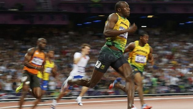 Jamajský sprinter Usain Bolt jasně v čele olympijského finále běhu na 200 m Jamajský sprinter Usain Bolt jasně v čele olympijského finále běhu na 200 m