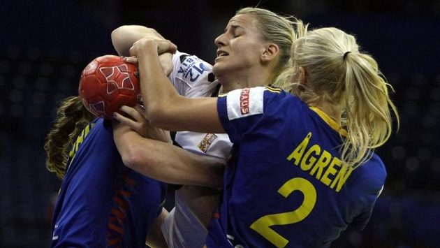 Petra Vítková (uprostřed) se marně snažila dostat skrz švédskou obranu. Petra Vítková (uprostřed) se marně snažila dostat skrz švédskou obranu.