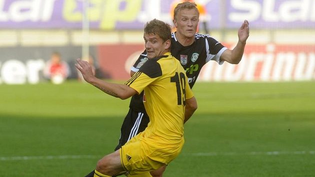Petr Trapp z Příbrami (v černém dresu) a Filip Rýdel z Českých Budějovic. Petr Trapp z Příbrami (v černém dresu) a Filip Rýdel z Českých Budějovic.