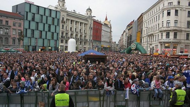Diváci sledují velkoplošnou obrazovku. Ilustrační foto. Diváci sledují velkoplošnou obrazovku. Ilustrační foto.
