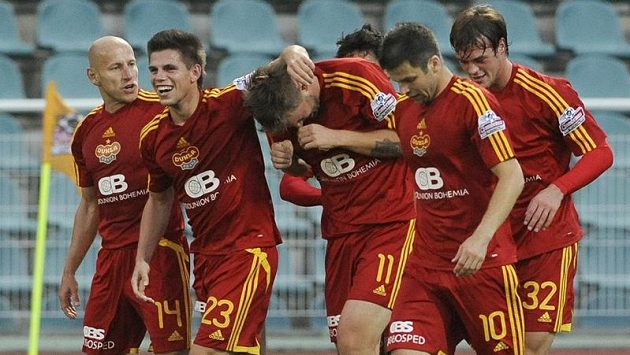 Fotbalisté Dukly se radují z prvního gólu proti Hradci Králové. Fotbalisté Dukly se radují z prvního gólu proti Hradci Králové.