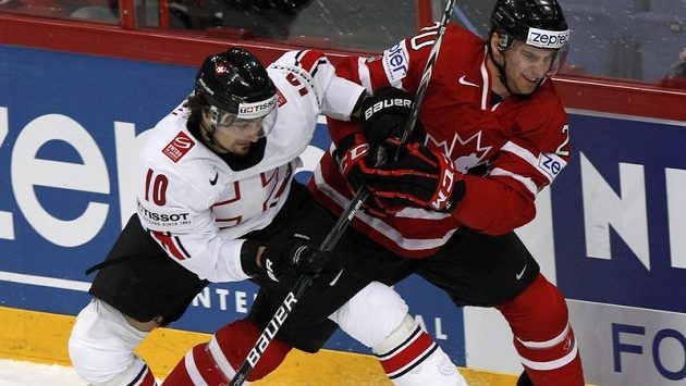Kanaďan John Tavares (vpravo) bojuje o pozici se Švýcarem Andreasem Ambühlem. Kanaďan John Tavares (vpravo) bojuje o pozici se Švýcarem Andreasem Ambühlem.