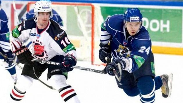 Útočník Chabarovsku Jakub Petružálek (vpravo) a Roman Červenka z Omsku Útočník Chabarovsku Jakub Petružálek (vpravo) a Roman Červenka z Omsku