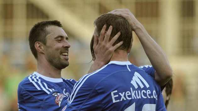 Fotbalisté Olomouce Michal Ordoš (vlevo) a Zdeněk Klesnil (zády) se radují z branky. Fotbalisté Olomouce Michal Ordoš (vlevo) a Zdeněk Klesnil (zády) se radují z branky.
