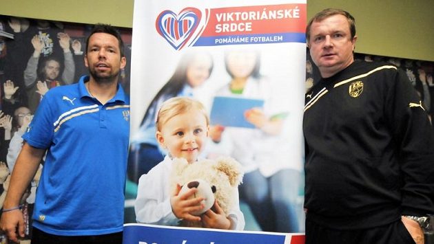 Kapitán plzeňských fotbalistů Pavel Horváth (vlevo) a kouč Pavel Vrba propagují charitativní akci Viktorie. Kapitán plzeňských fotbalistů Pavel Horváth (vlevo) a kouč Pavel Vrba propagují charitativní akci Viktorie.