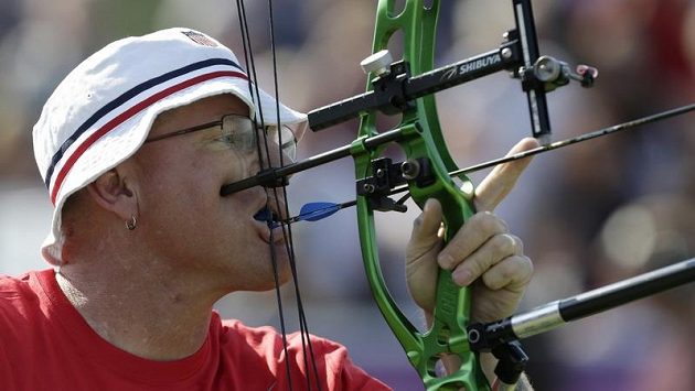 Americký lukostřelec Jeff Farby porazil na paralympiádě Čecha Davida Drahonínského. Americký lukostřelec Jeff Farby porazil na paralympiádě Čecha Davida Drahonínského.