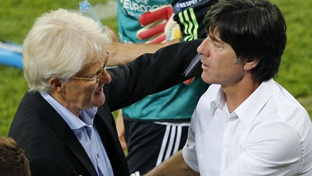 Dánský kouč Morten Olsen (vlevo) gratuluje svému německému kolegovi Joachimu Löwovi k výhře. Dánský kouč Morten Olsen (vlevo) gratuluje svému německému kolegovi Joachimu Löwovi k výhře.